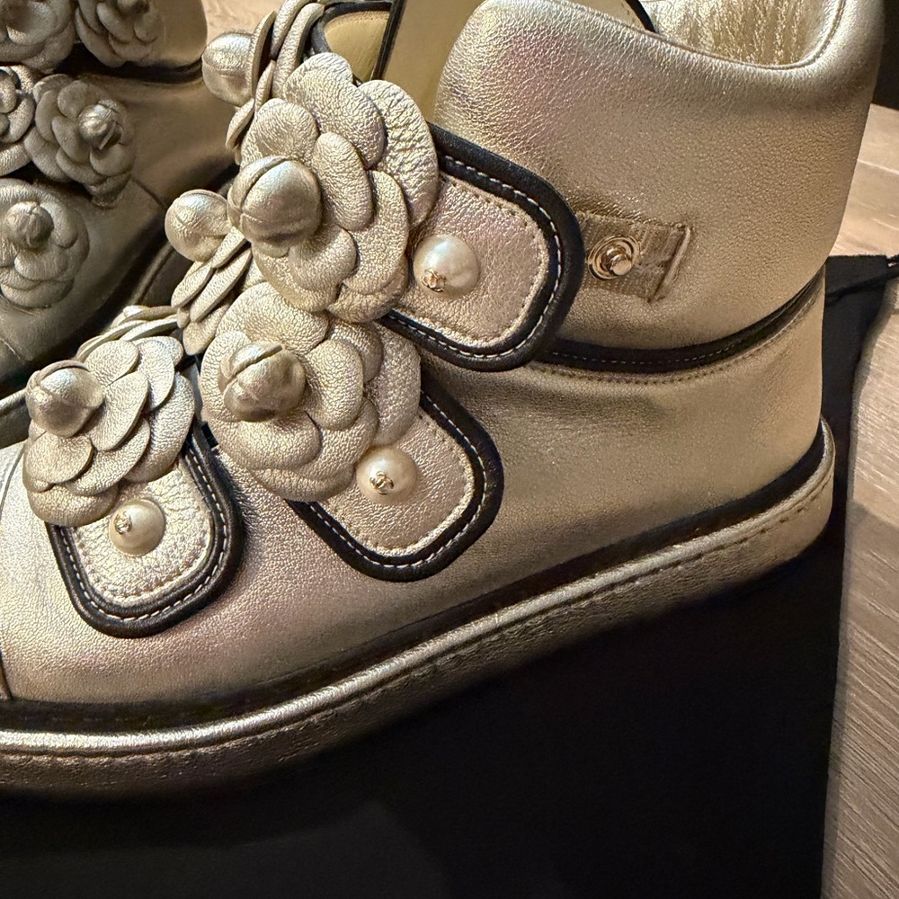 CHANEL Metallic Gold Sneakers with Floral Details - Picture 3 of 9